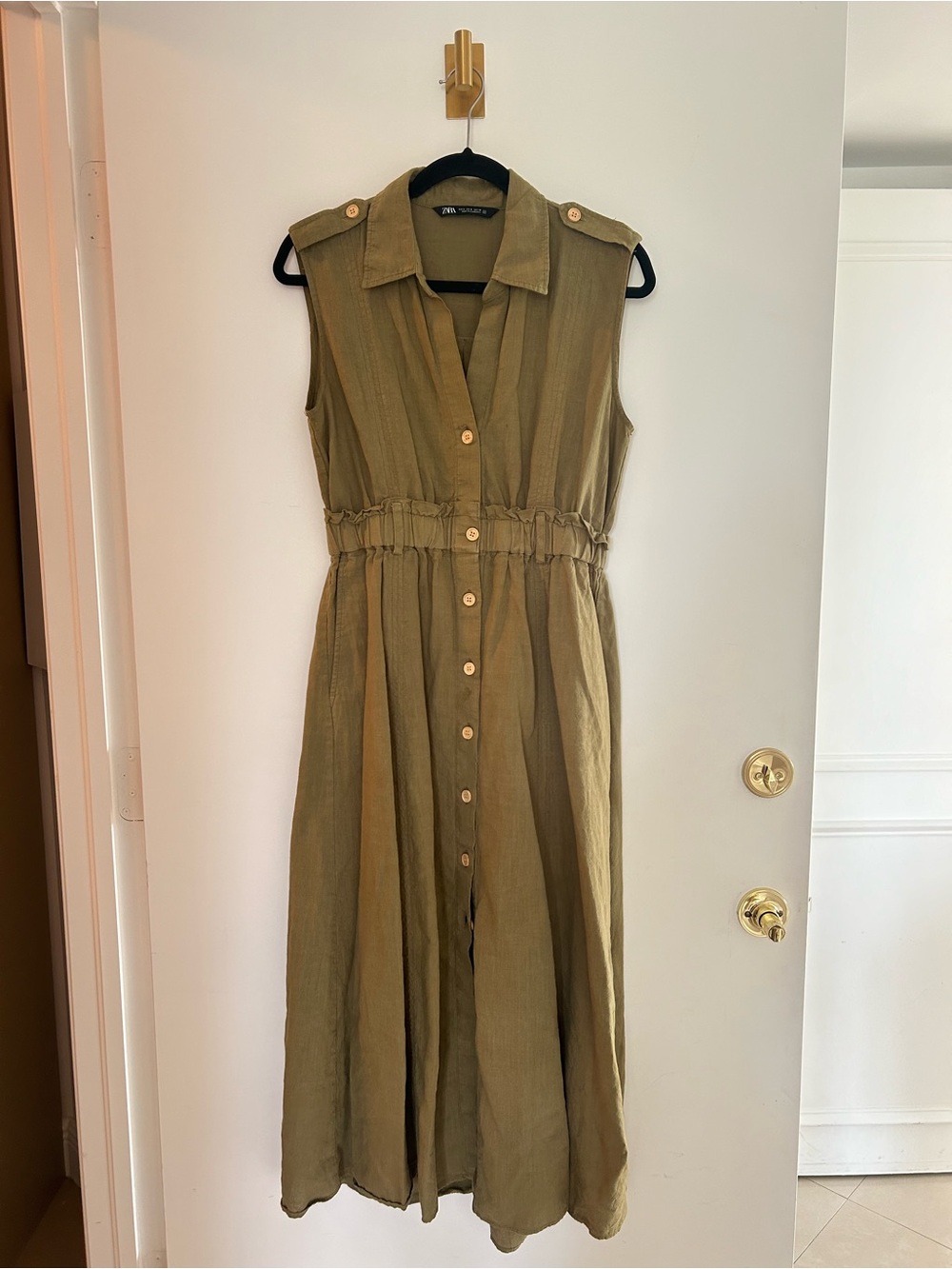Zara Sleeveless Button-Front Shirt Dress in Olive - Picture 3 of 6